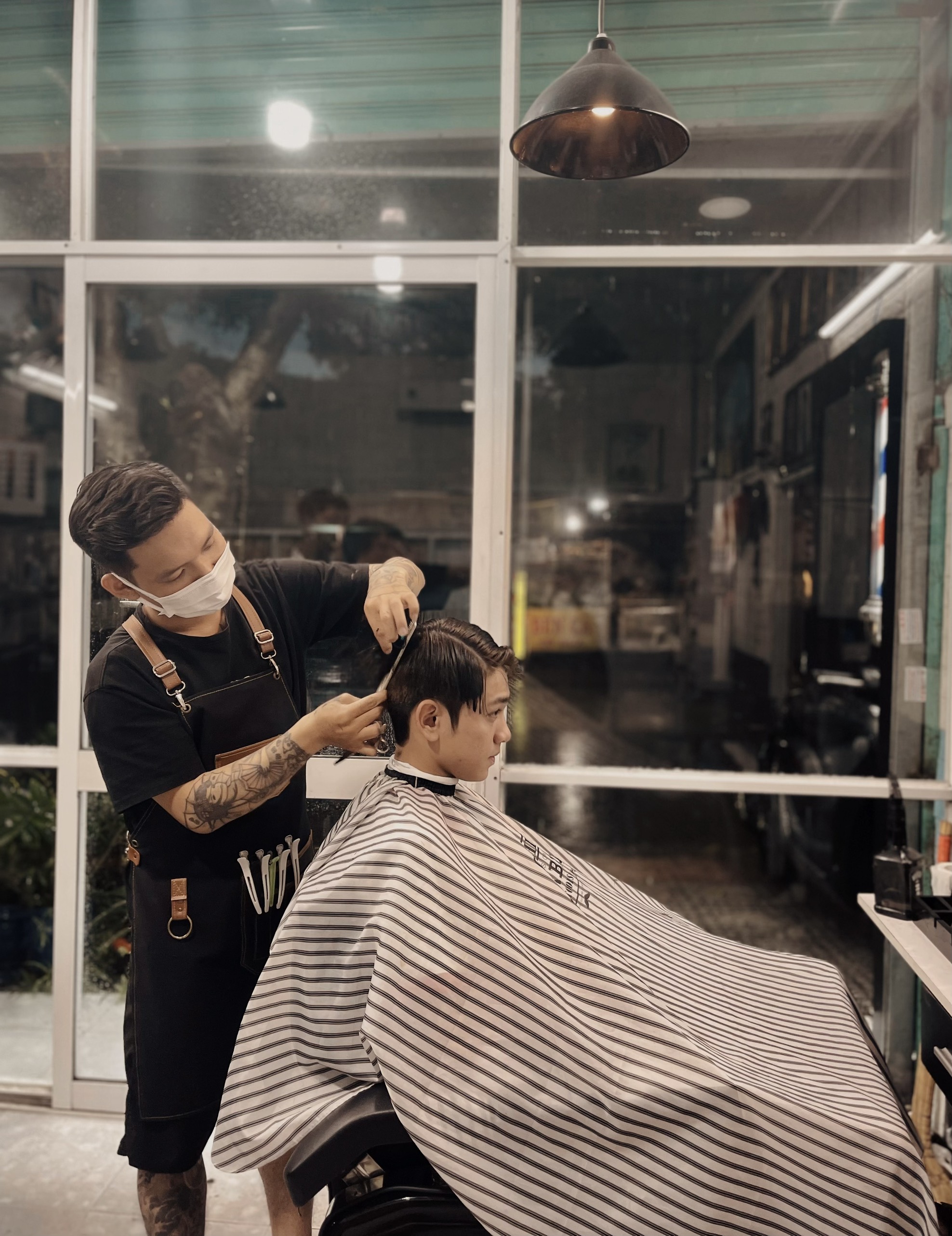 Tiệm tóc bình dân lao đao trước trải nghiệm cắt tóc nam kiểu mới?