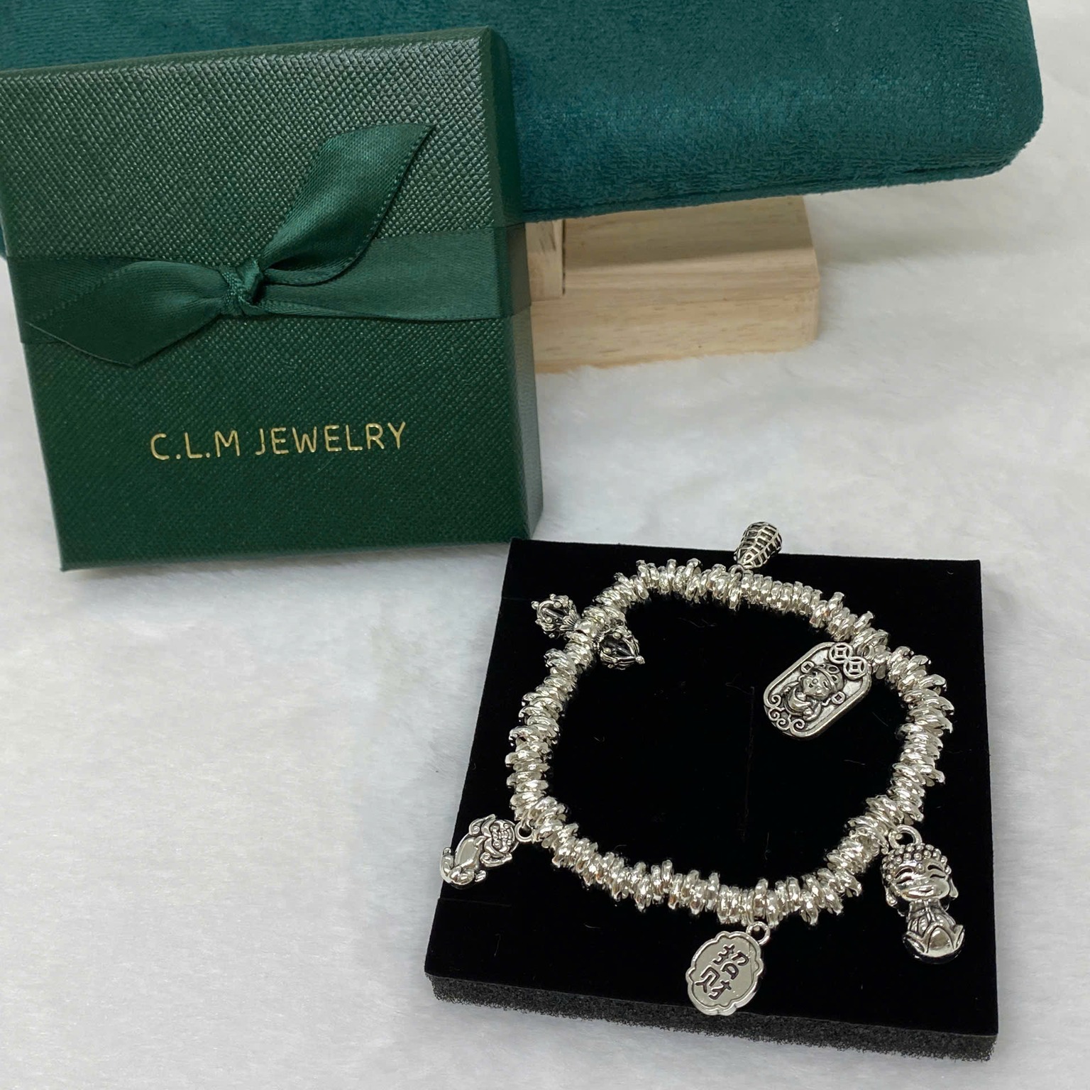 Chọn Lắc Titan Làm Quà Tặng Tại C.L.M Jewelry – Điểm Đến Đáng Tin Cậy Ở Tân Phú