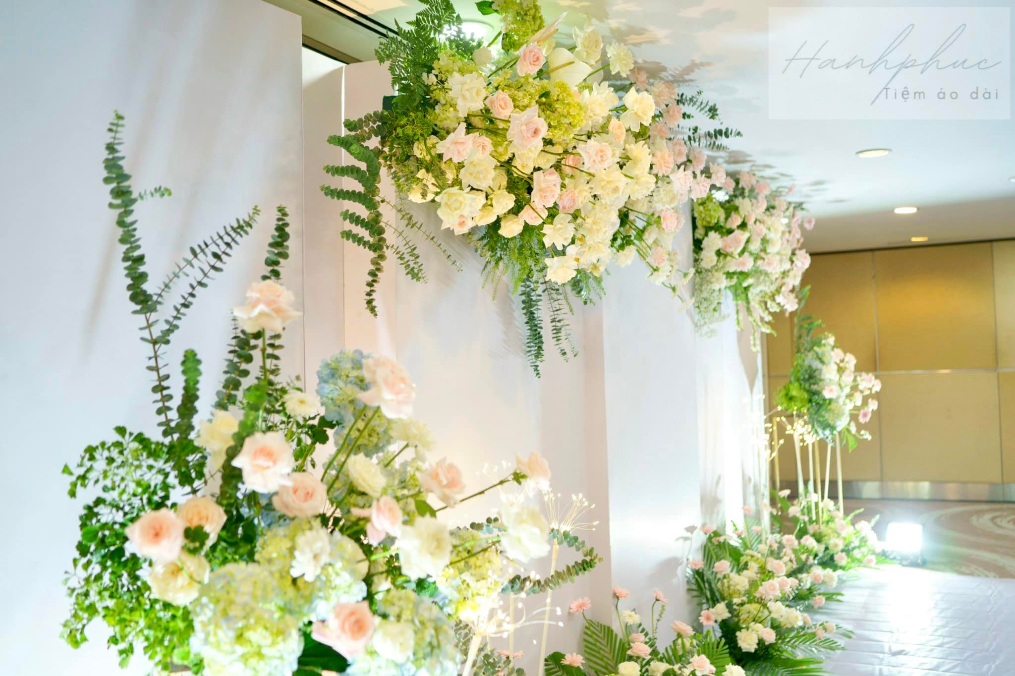 Top cửa hàng chuyên dịch vụ trang trí gia tiên - backdrop nhà hàng cưới hỏi trọn gói ở TP.HCM: uy tín, giá cả phải chăng, giúp cô dâu dễ dàng lựa chọn dịch vụ cưới hỏi phù hợp với ngân sách