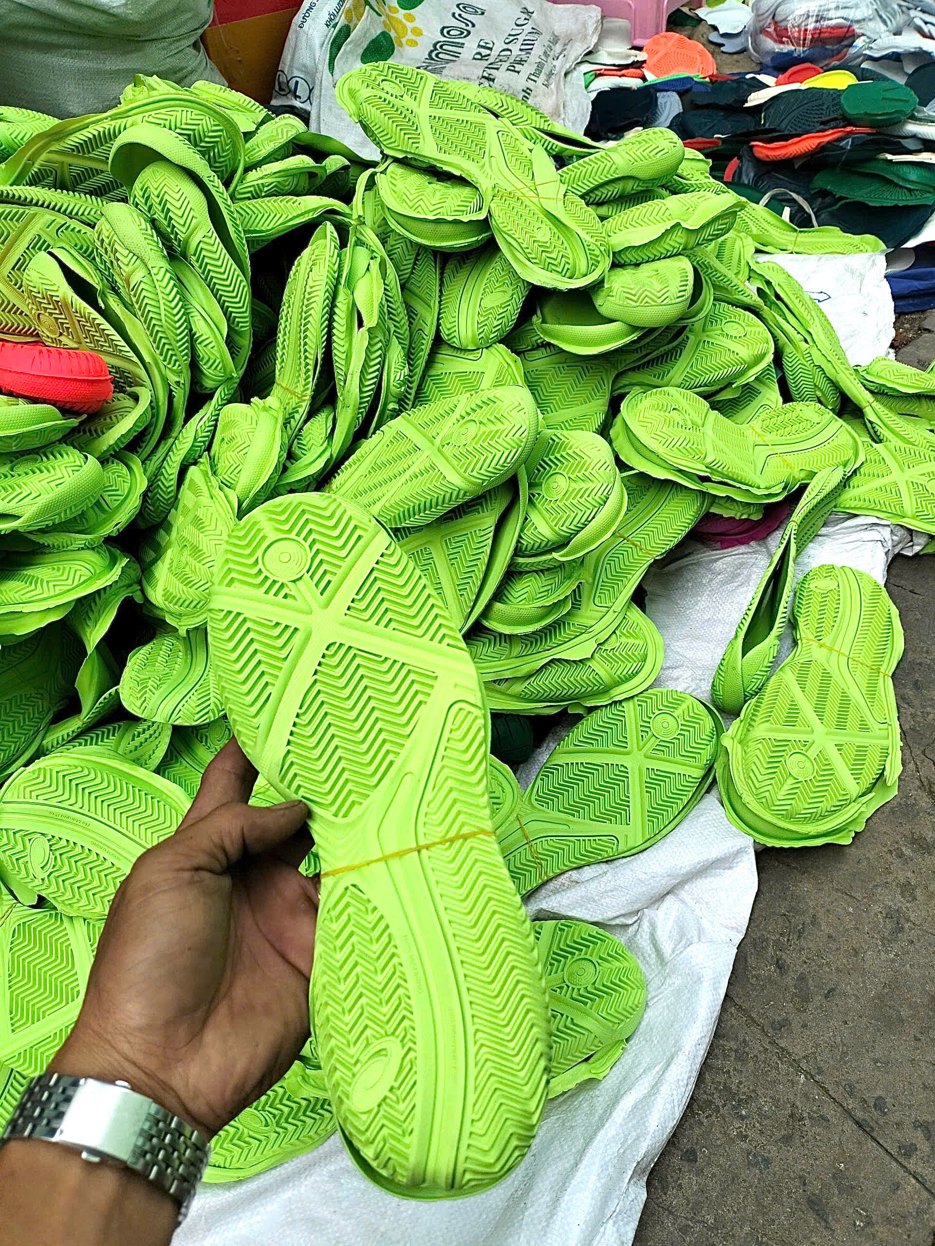 DÁN ĐẾ GIÀY – VIỆC TƯỞNG NHỎ NHƯNG KHÔNG HỀ DỄ: VÌ SAO PHẢI CHỌN ĐÚNG NƠI UY TÍN?