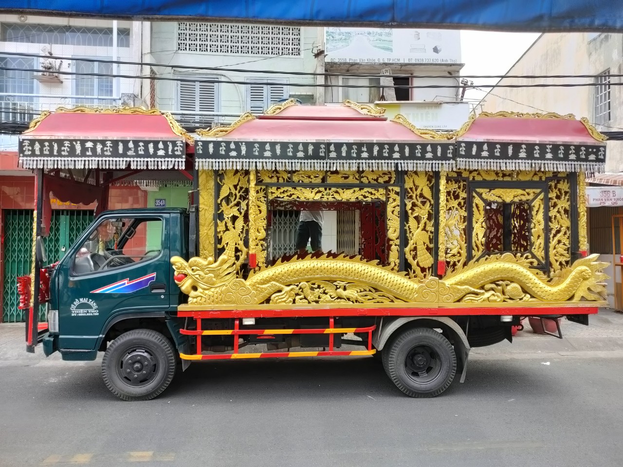 Những chuyến xe sắc hoa tô điểm đường phố Hà Nội