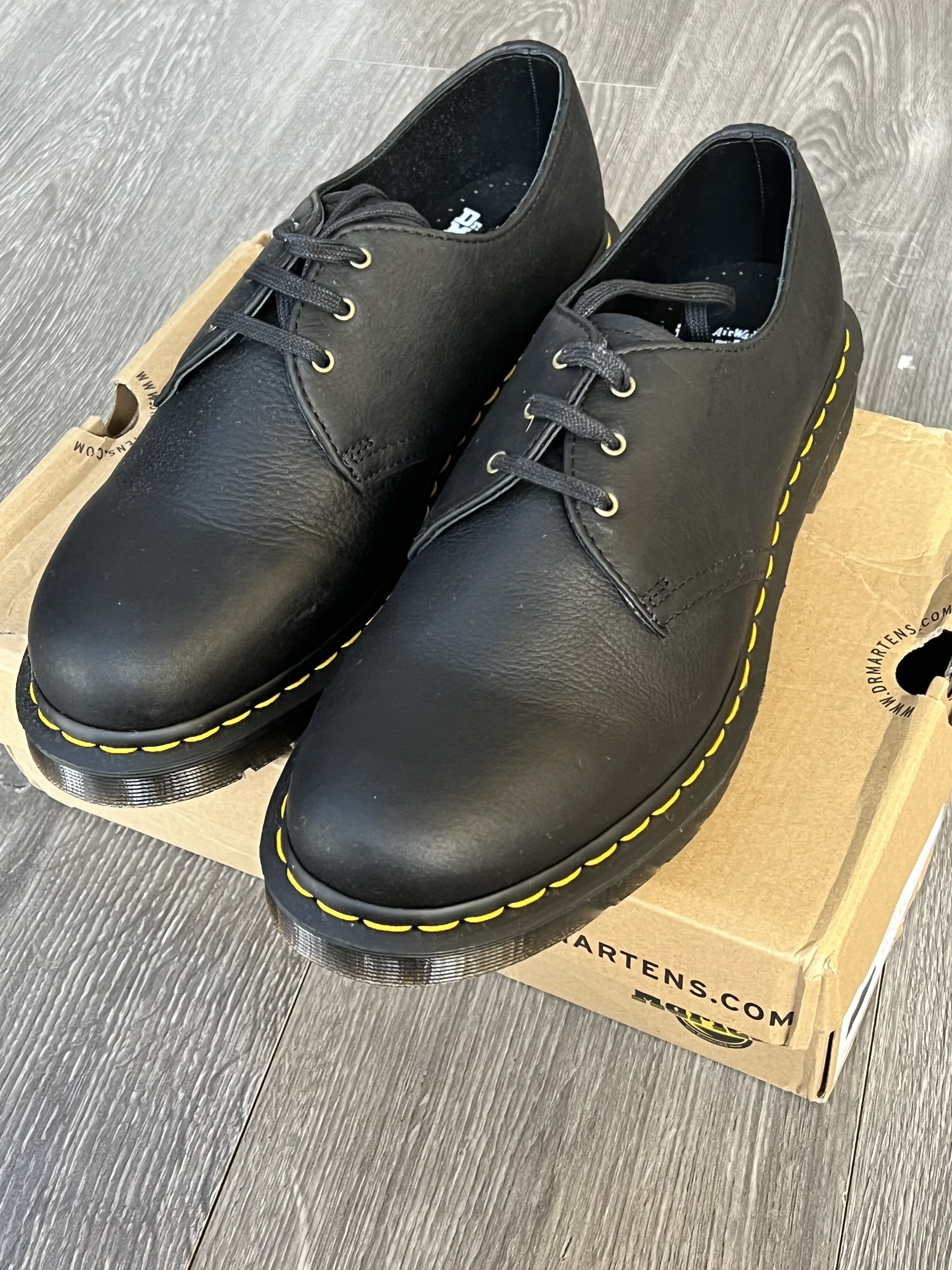 Đắm Chìm Trong Trải Nghiệm Mua Sắm Giày Dr. Martens Authentic Chuyên Nghiệp