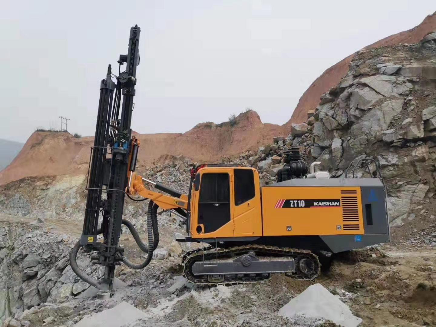 Top 3 Dòng Máy Khoan Đá Lộ Thiên Tiêu Biểu tại Việt Trung Khai Sơn