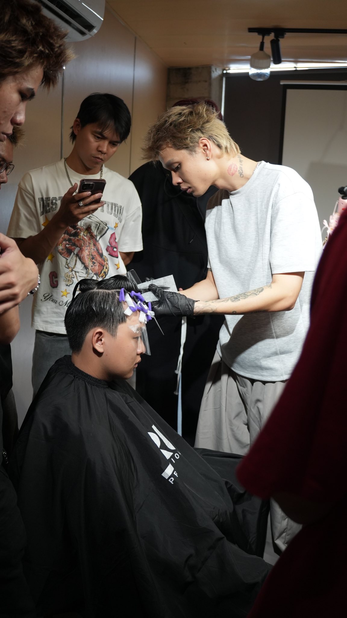 Đẳng Cấp Tỏa Sáng: Top 3 Tiệm Cắt Tóc Chất Lượng Nhất Quận 1 Bạn Không Thể Bỏ Qua