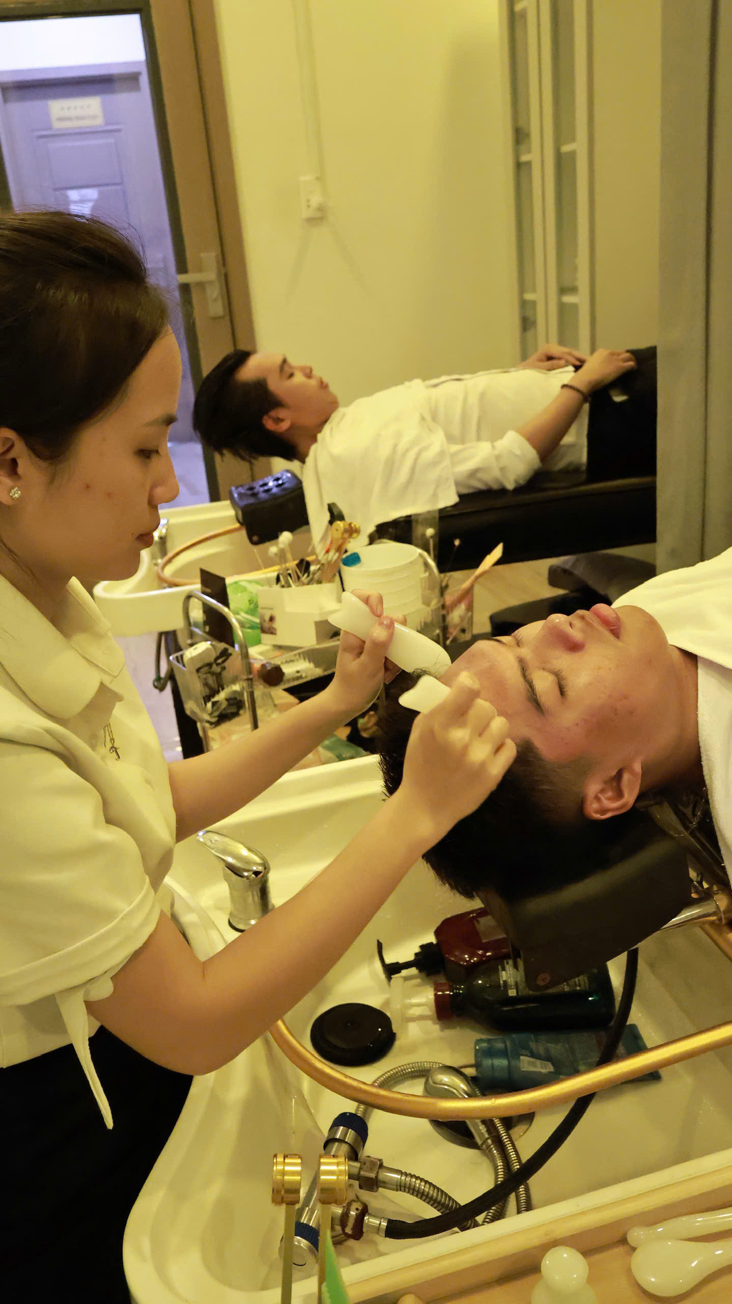 Từ A đến Z: Phân Tích Chuyên Sâu Trải Nghiệm Thư Giãn Đỉnh Cao Với Combo Lấy Ráy Tai, Chăm Sóc Da Mặt và Gội Đầu Tại Vinh Barber Shop