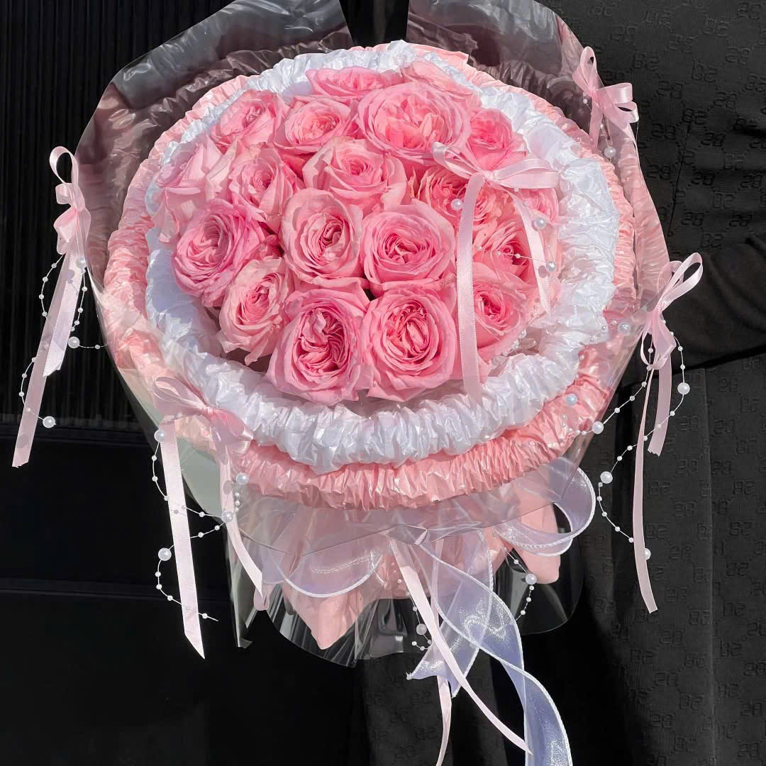 Có thể là hình ảnh về 1 người, hoa cát tường, hoa mẫu đơn và văn bản cho biết 'DYLAN FLORIST GRAND OPENING 02.07.2025 SPECIAL OFFERS INSIDE'