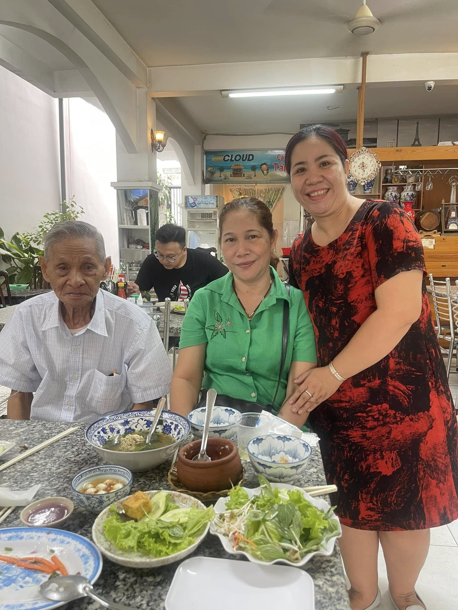 Quán Ăn Hoàng Gia - Thiên Đường Bò Bít Tết và Cơm Niêu Tại Tân Phú