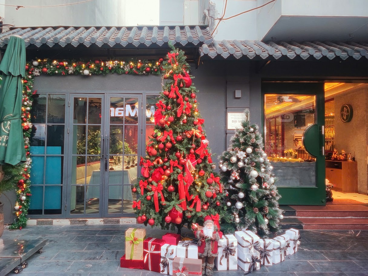 Gợi Ý Decor Noel Cho Quán Cafe – Tạo Điểm Check-in “Full Slot”