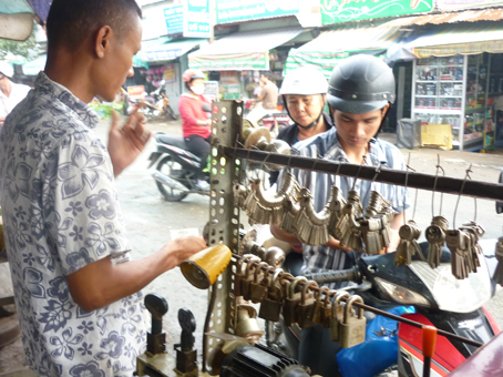 Nhàn như… thợ sửa khóa - Báo Đồng Nai điện tử