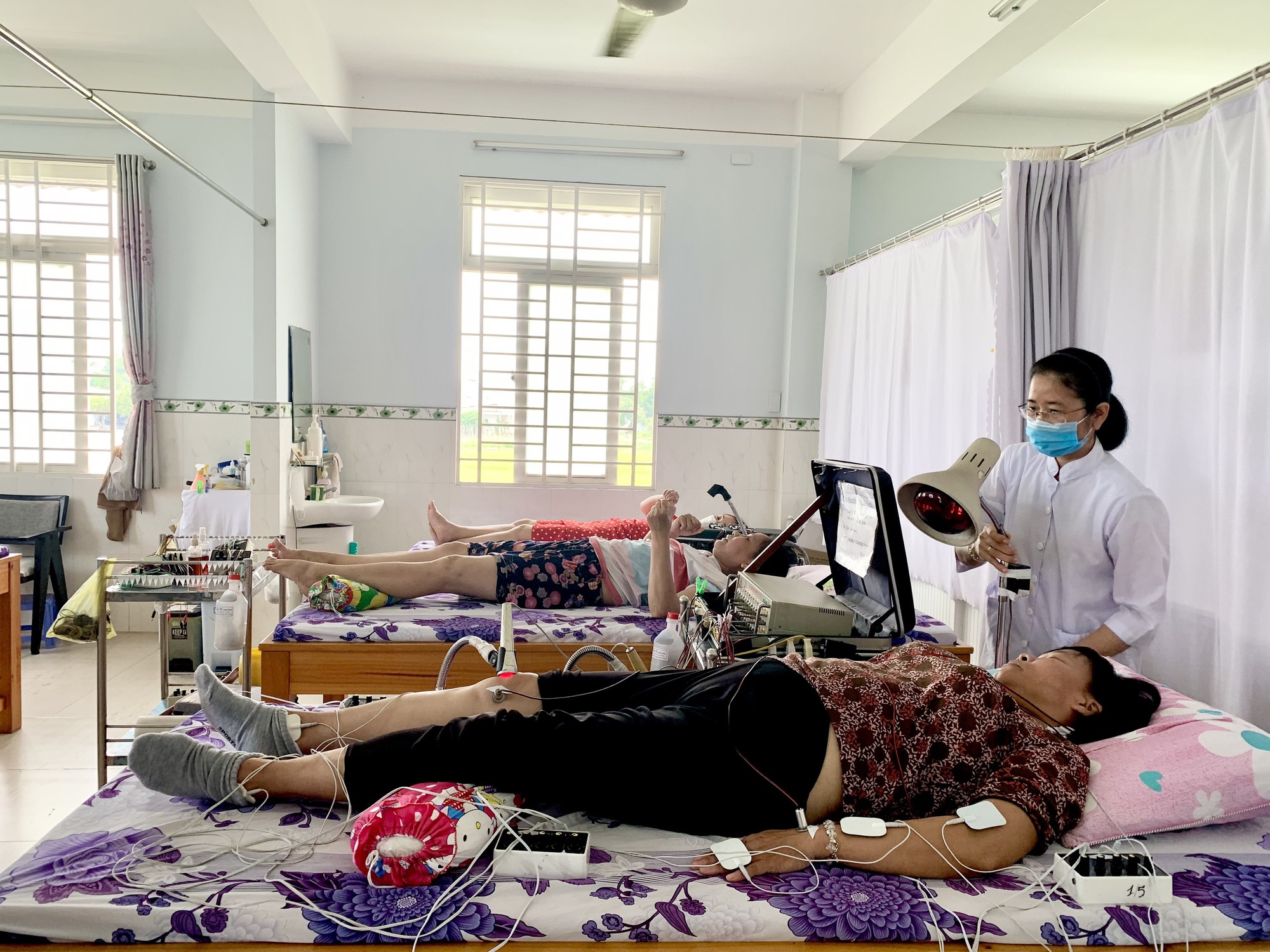 Phòng khám y học cổ truyền miễn phí 45 năm ở TP.HCM: Nơi các nữ tu trao yêu thương