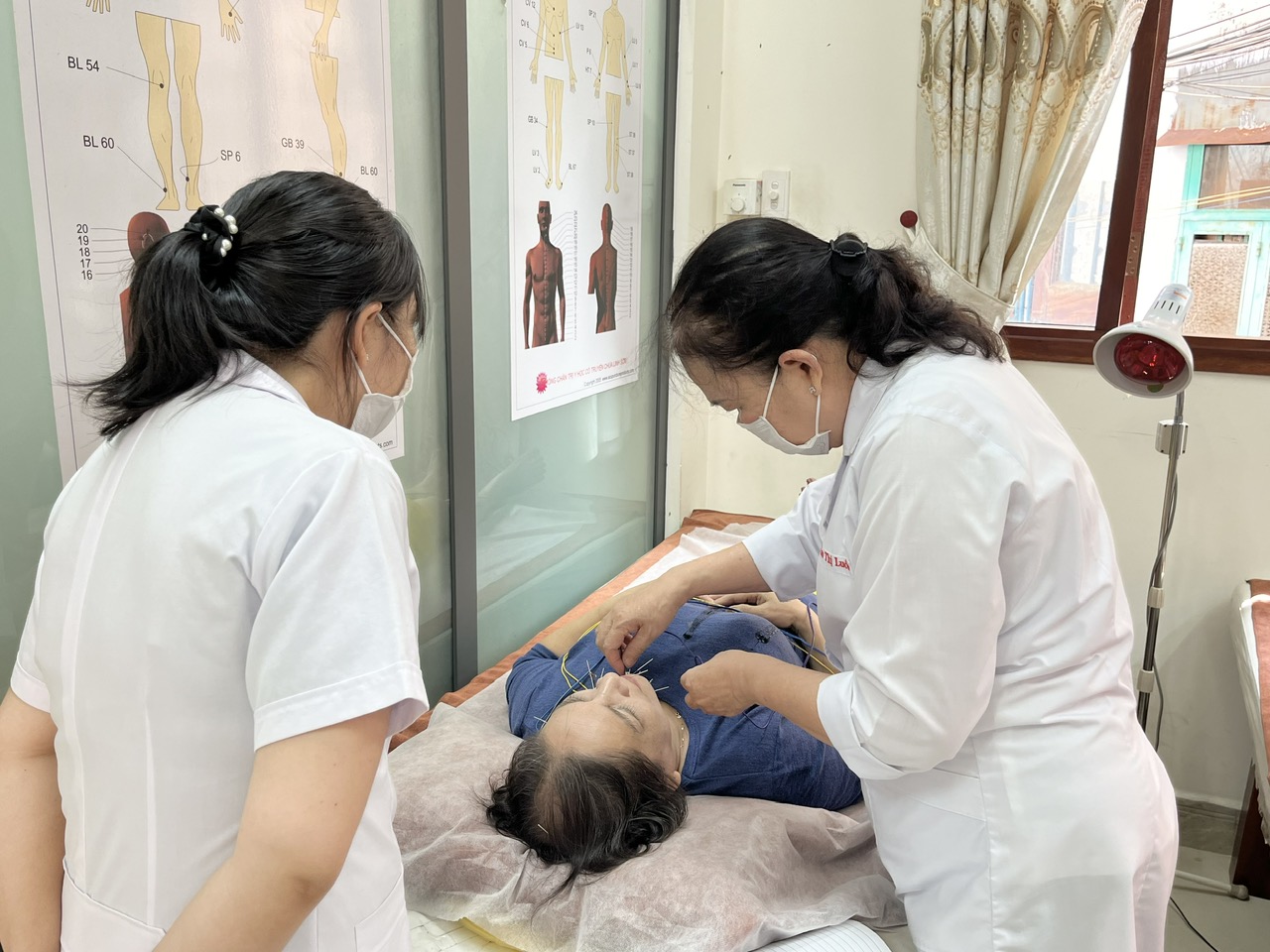 TP.HCM nghĩa tình: Phòng khám chẩn trị y học cổ truyền miễn phí chùa Linh Sơn
