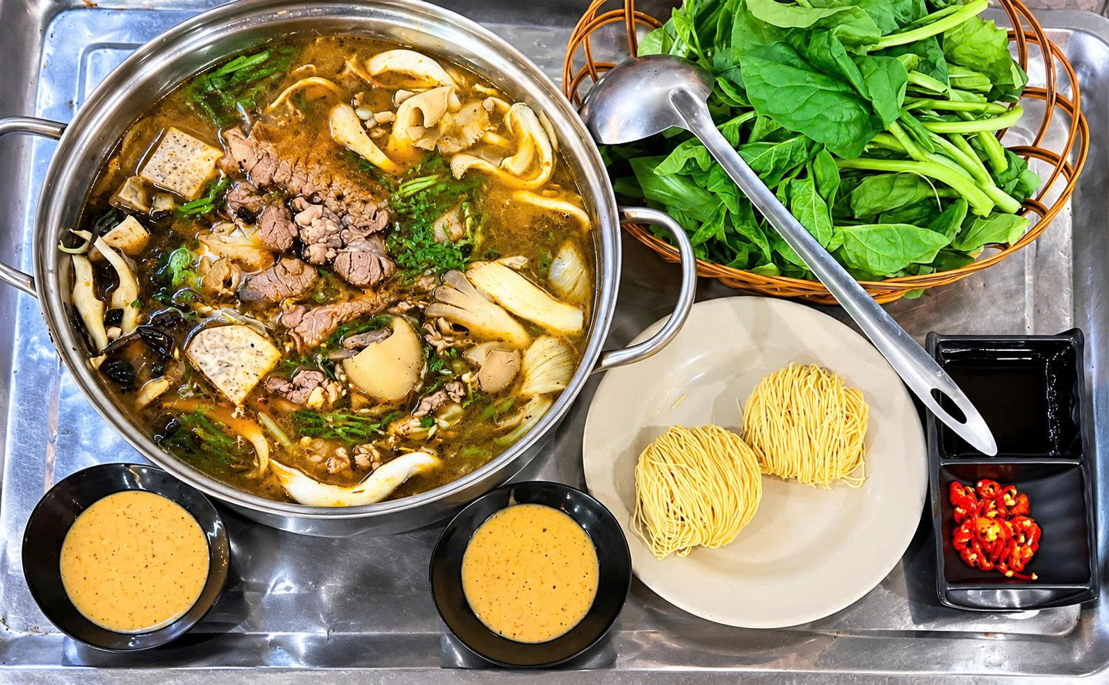 Top 3 món dê núi Ninh Bình nên gọi khi đi cùng người không thích vị đậm: Dê hấp, dê nướng hay lẩu dê?