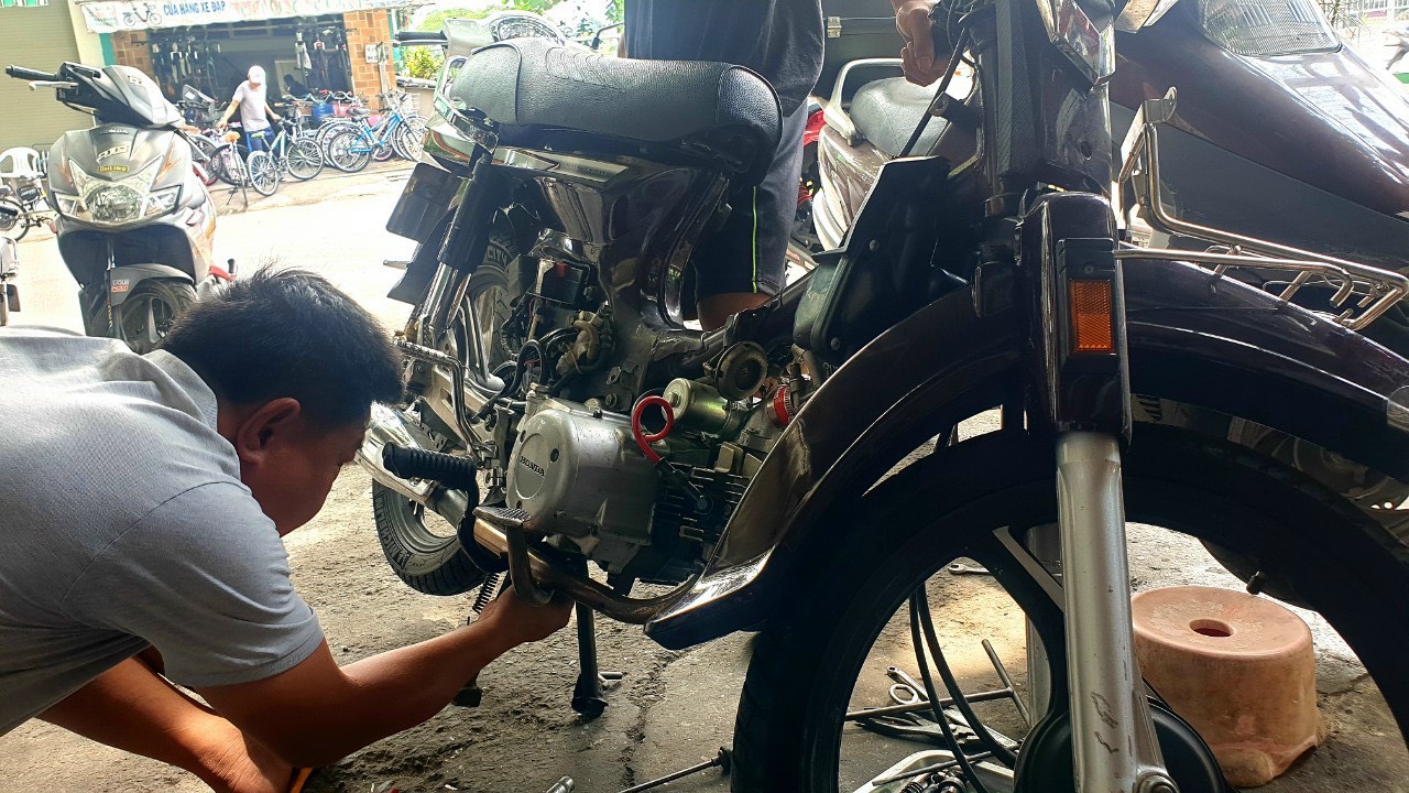 uy tín tiệm sửa xe máy Sài Gòn: Nếu bạn đang tìm kiếm một tiệm sửa xe máy uy tín tại Sài Gòn, thì hình ảnh này sẽ không làm bạn thất vọng. Bạn sẽ được chứng kiến những bài sửa chữa chuyên nghiệp và đội ngũ thợ giàu kinh nghiệm và tài năng. Hãy nhấn xem ngay để tìm hiểu thêm!