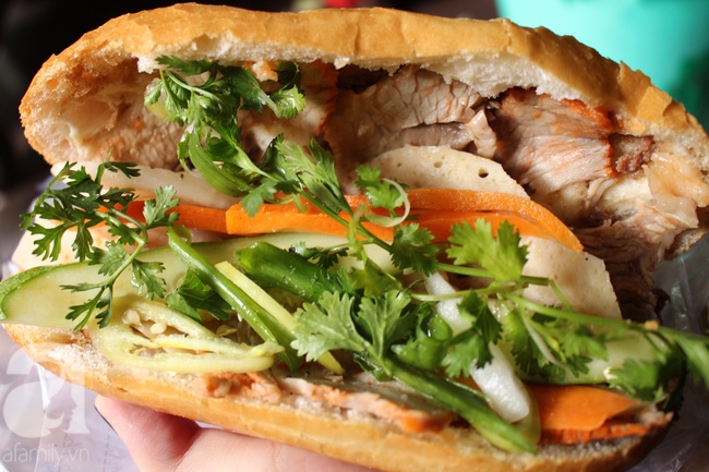 Top 5 tiệm bánh mì khách xếp hàng dài ở Sài Gòn